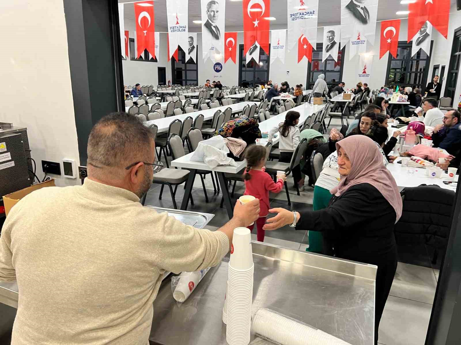 Deprem sonrası Sancaktepe Belediyesi vatandaşları yalnız bırakmadı
