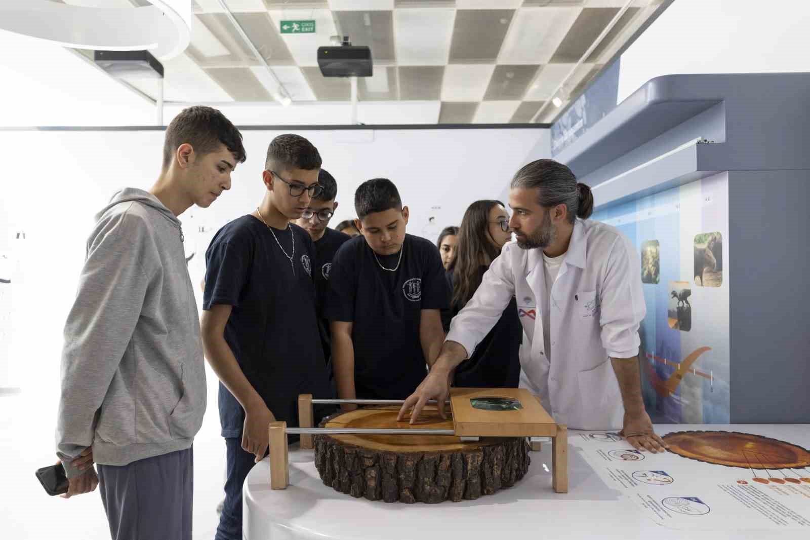 Mersin’de dünya çocukları bilimle buluştu