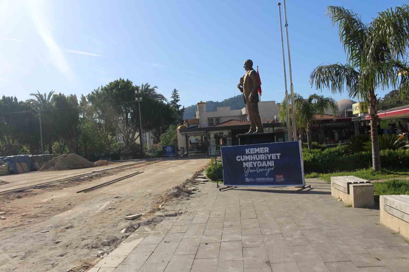 Kemer Cumhuriyet Meydanı turizm sezonuna hazırlanıyor
