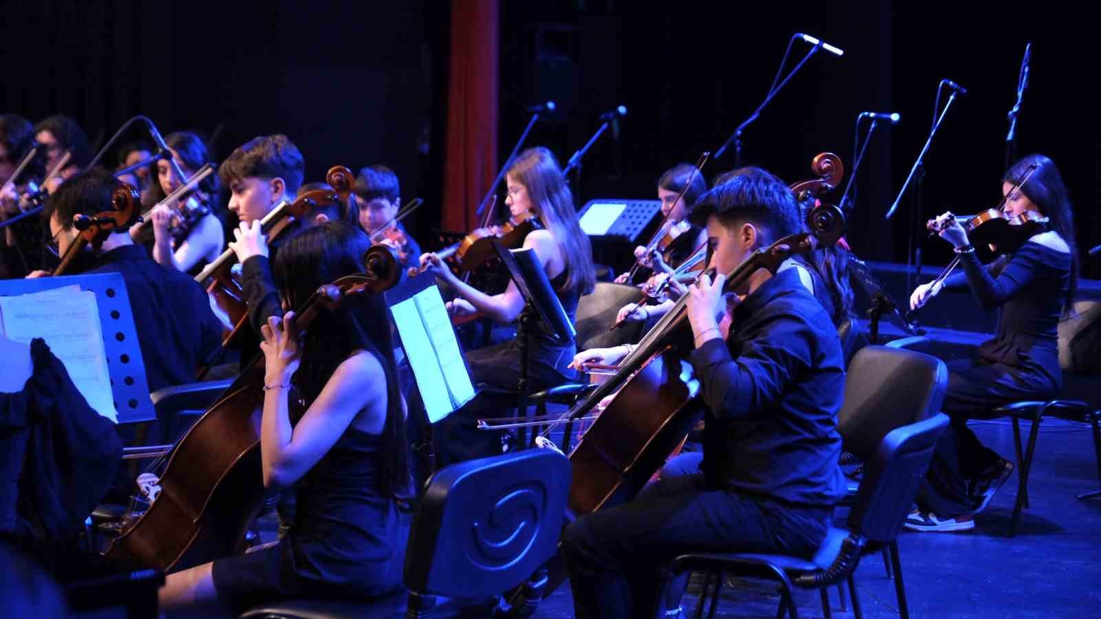 B&uuml;y&uuml;k&ccedil;ekmece&rsquo;de gen&ccedil; yetenekler unutulmaz bir konsere imza attı
