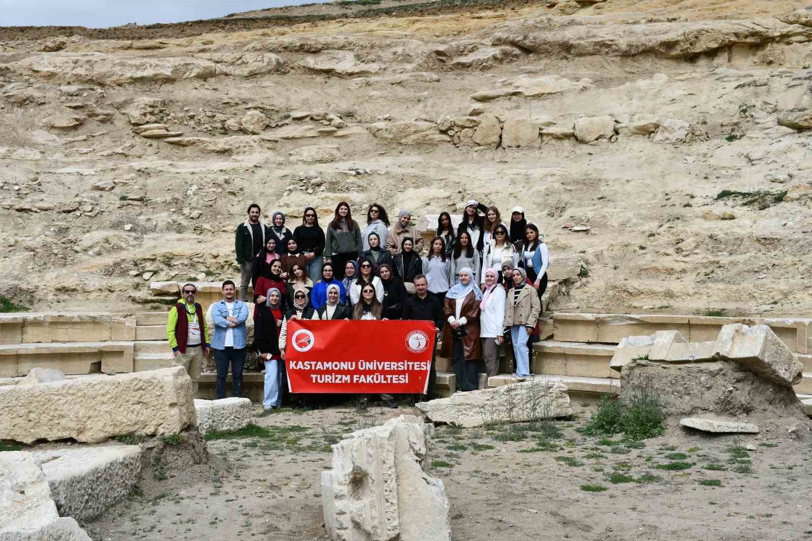 Üniversite öğrencileri kamp yaparak doğal güzellikleri gördü, sahilde çöp topladı