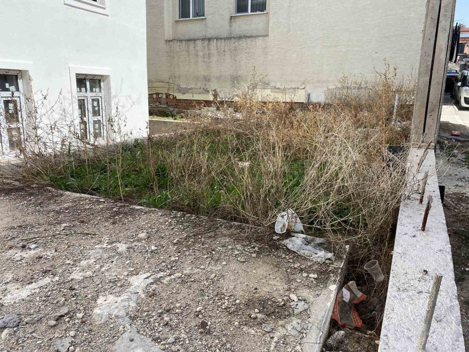 Yaklaşık 10 yıl &ouml;nce yapımına başlanan cami bitirilemedi
