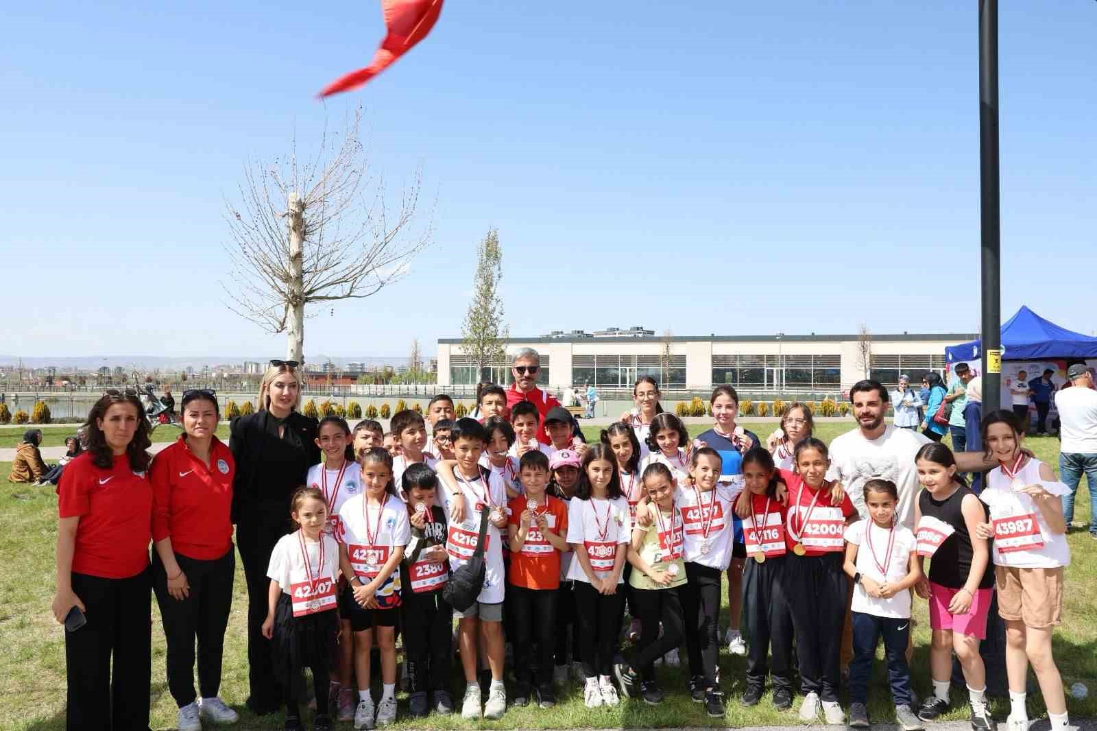 B&uuml;y&uuml;kşehir Spor A.Ş.&rsquo;nin &ccedil;ocuk koşusuna y&uuml;zlerce minik sporcu katıldı

