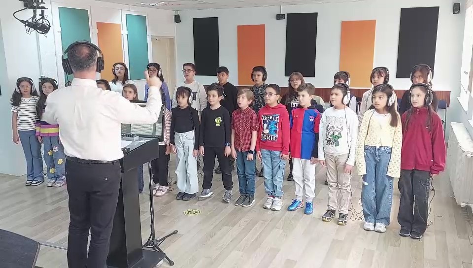 &Ccedil;ocuk korosundan "T&uuml;rk &Ccedil;ocuklarının Sesi" klibi
