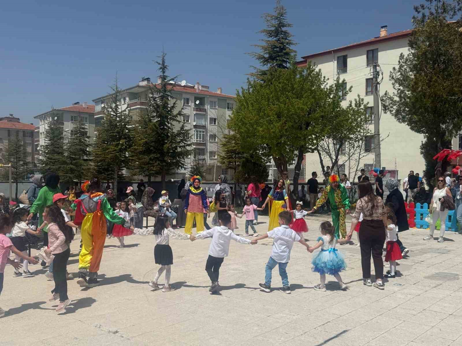 &Ccedil;ocuklara &uuml;niversitelilerden eğlenceli bayram etkinliği
