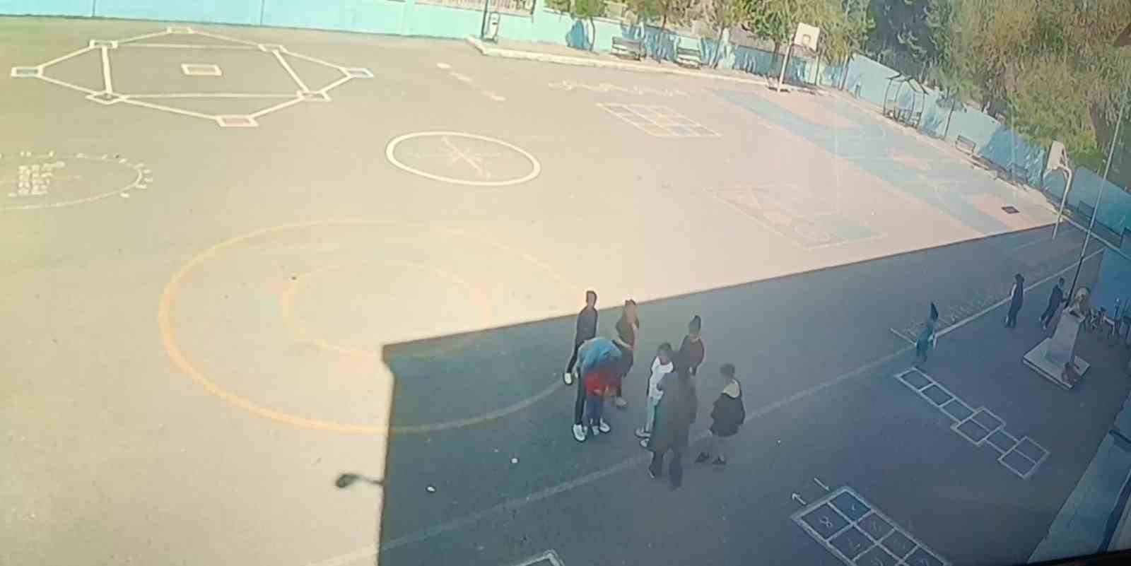 İlkokul öğrencisinin "heimlich" manevrasıyla kurtarıldığı anlar güvenlik kamerasında