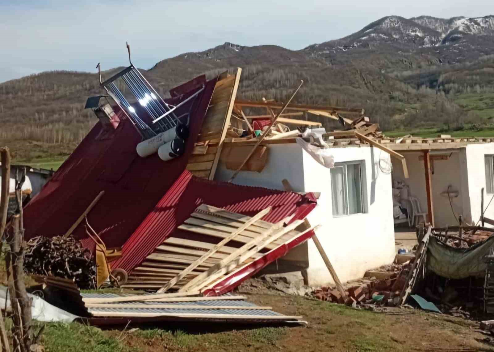 Fırtına çatıları uçurdu, hasar tespit çalışmaları başladı