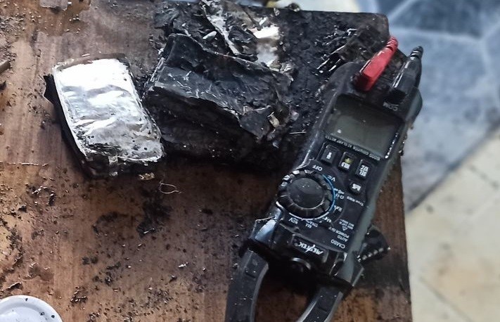 Şarjdaki telefonun bataryası patladı