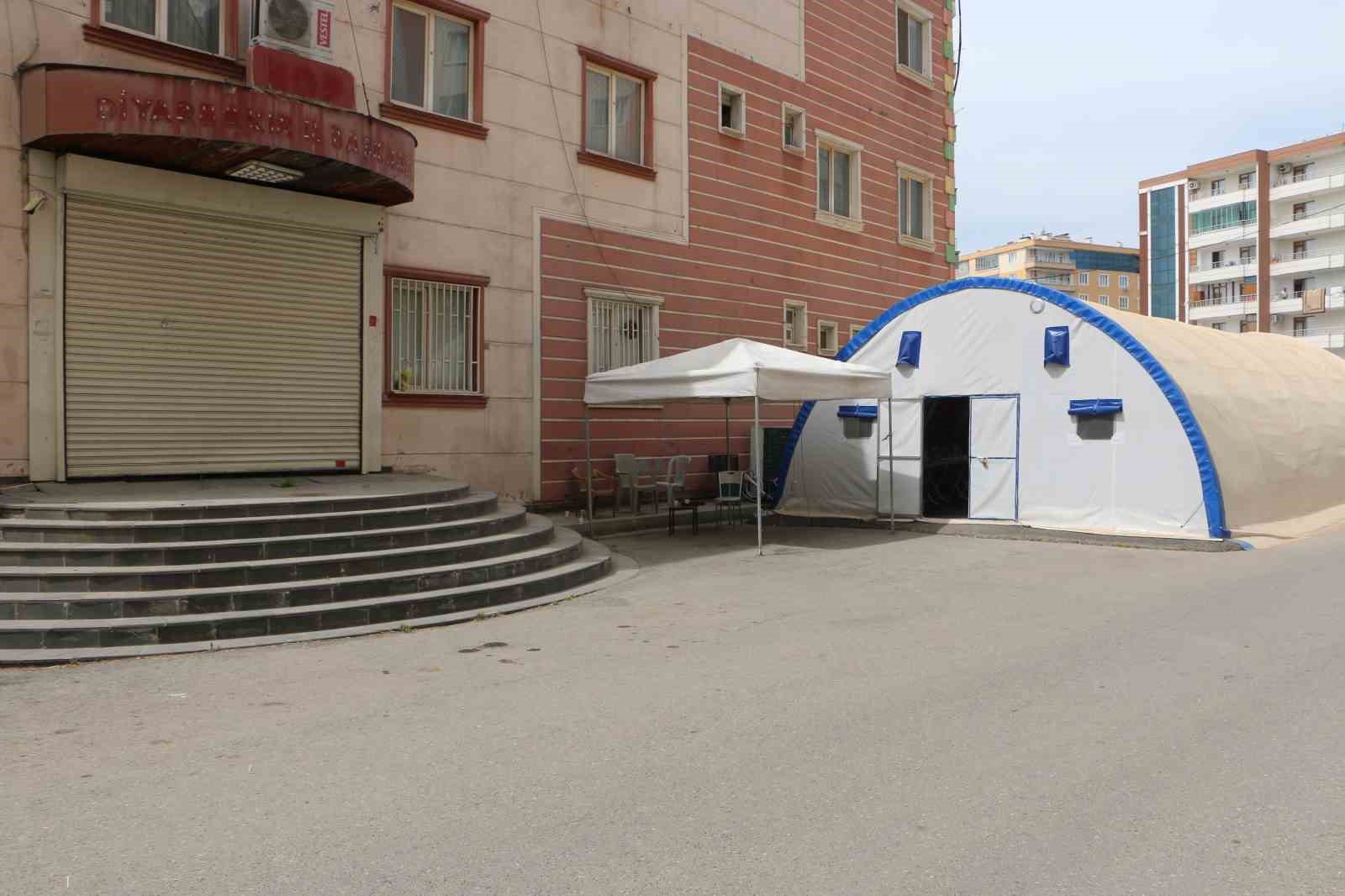 Evlat nöbetini sürdüren ailelerden çocuklarına çağrı: "Silahları bırakın gelin"