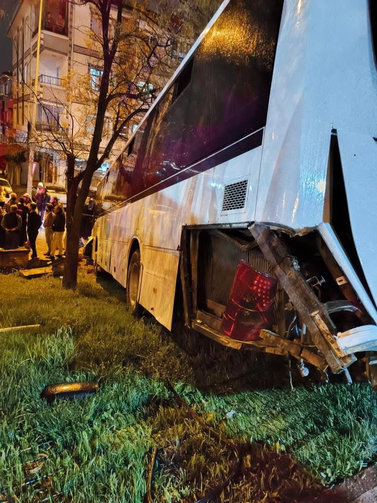 Ankara’da park halindeki otobüs freni boşalınca parka daldı
