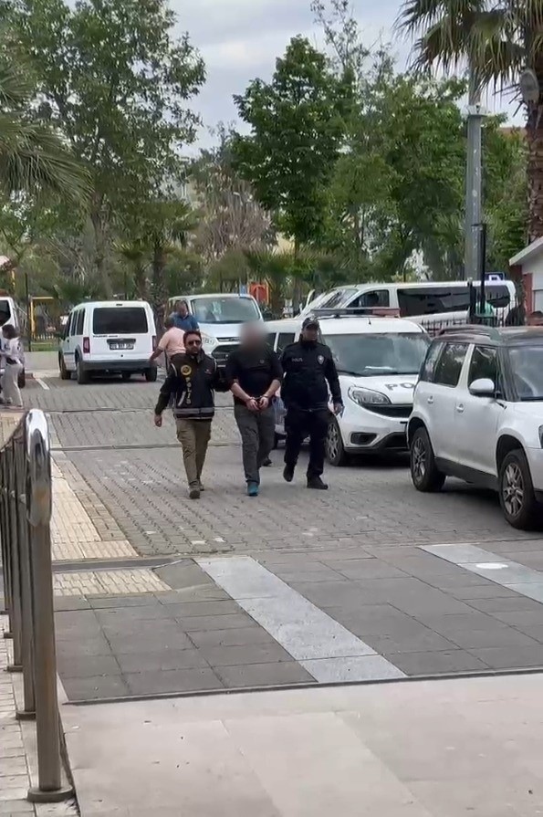 Yakalanacağını anlayınca annesini eve kilitledi