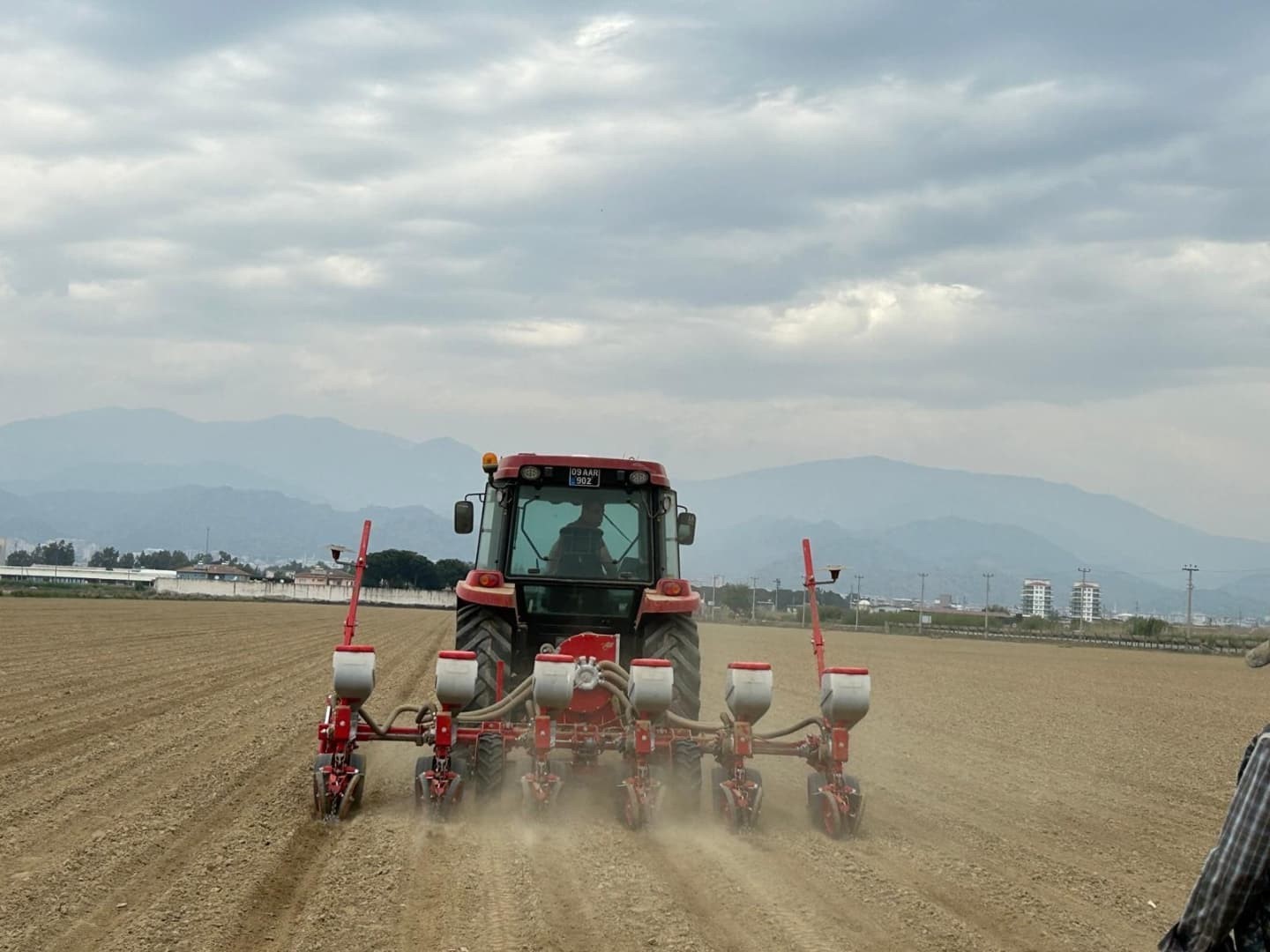 Aydın&rsquo;da beyaz altın toprakla buluştu: Pamuk ekimleri başladı
