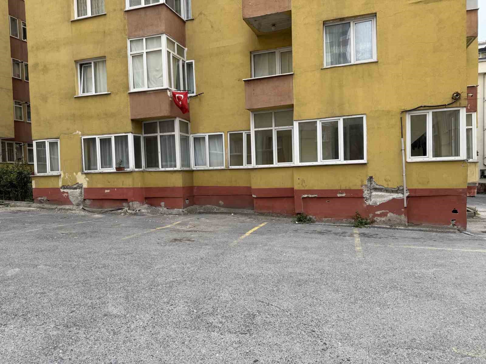 Küçükçekmece’de bulunan bir sitenin 6.2’lik deprem sonrası görüntüsü korkuttu