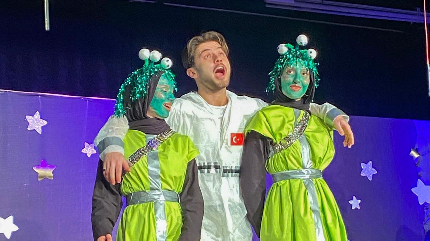 "Dünyanın Kalbi, Bir Uzay Macerası" adlı tiyatro oyunu sergilendi