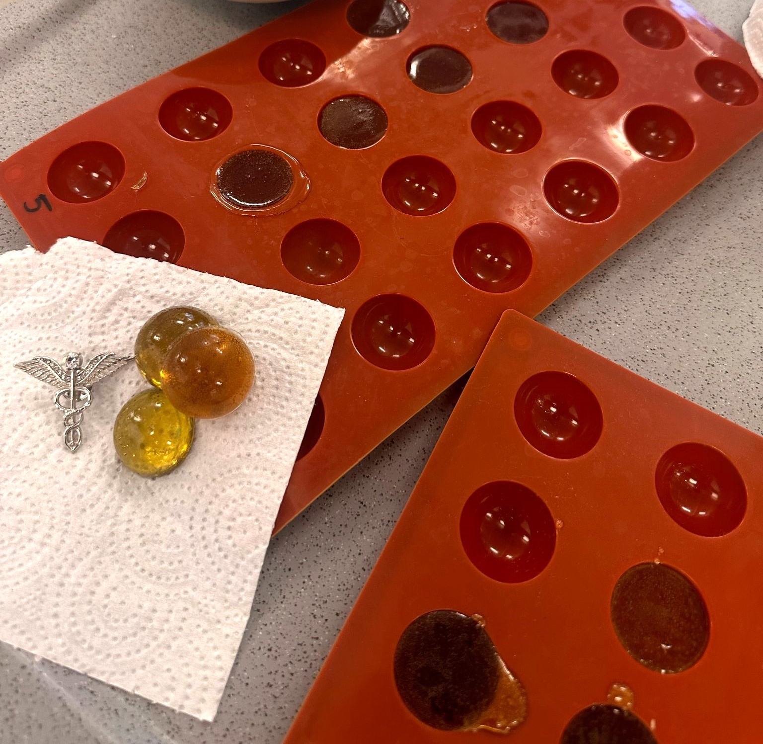 Geleceğin eczacıları kendi pastillerini üretti