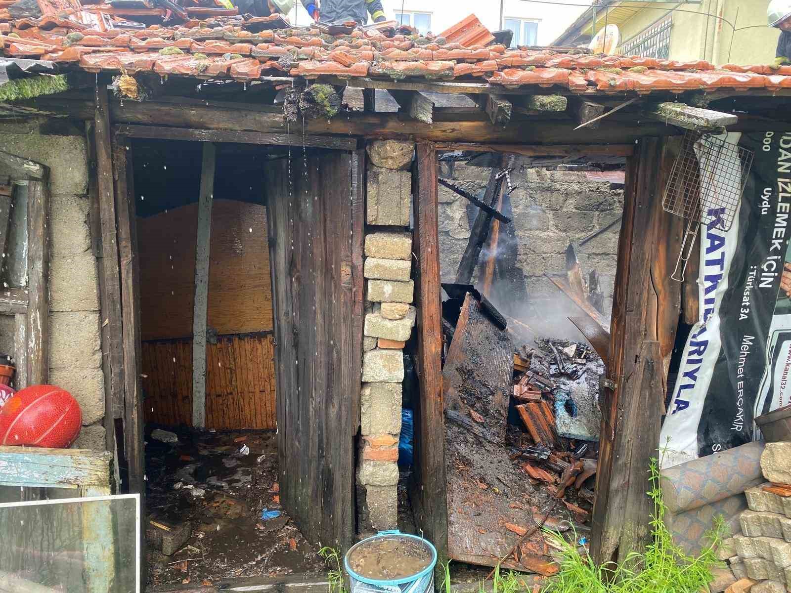 Kaynak makinesinden &ccedil;ıkan kıvılcım odunluğu yaktı
