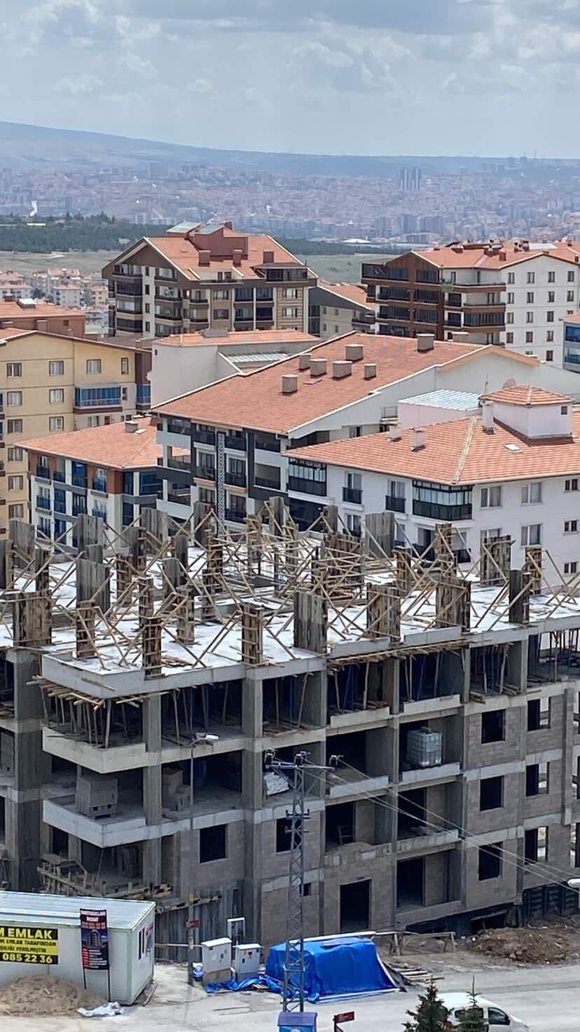 İnşaatta asansör boşluğuna düşen işçi ağır yaralandı