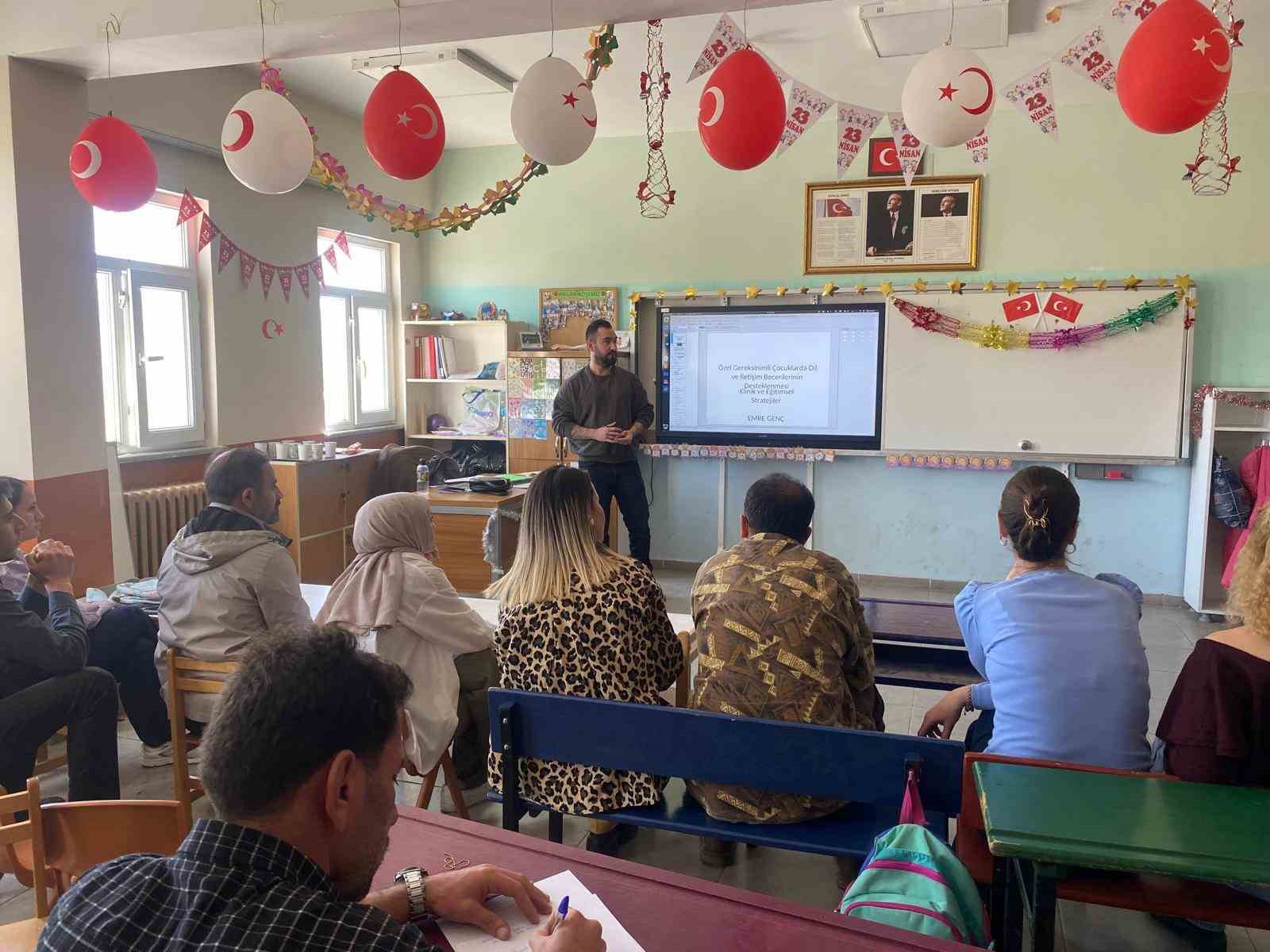 Diyadin’de öğretmenlere dil terapisi üzerine sunum yapıldı