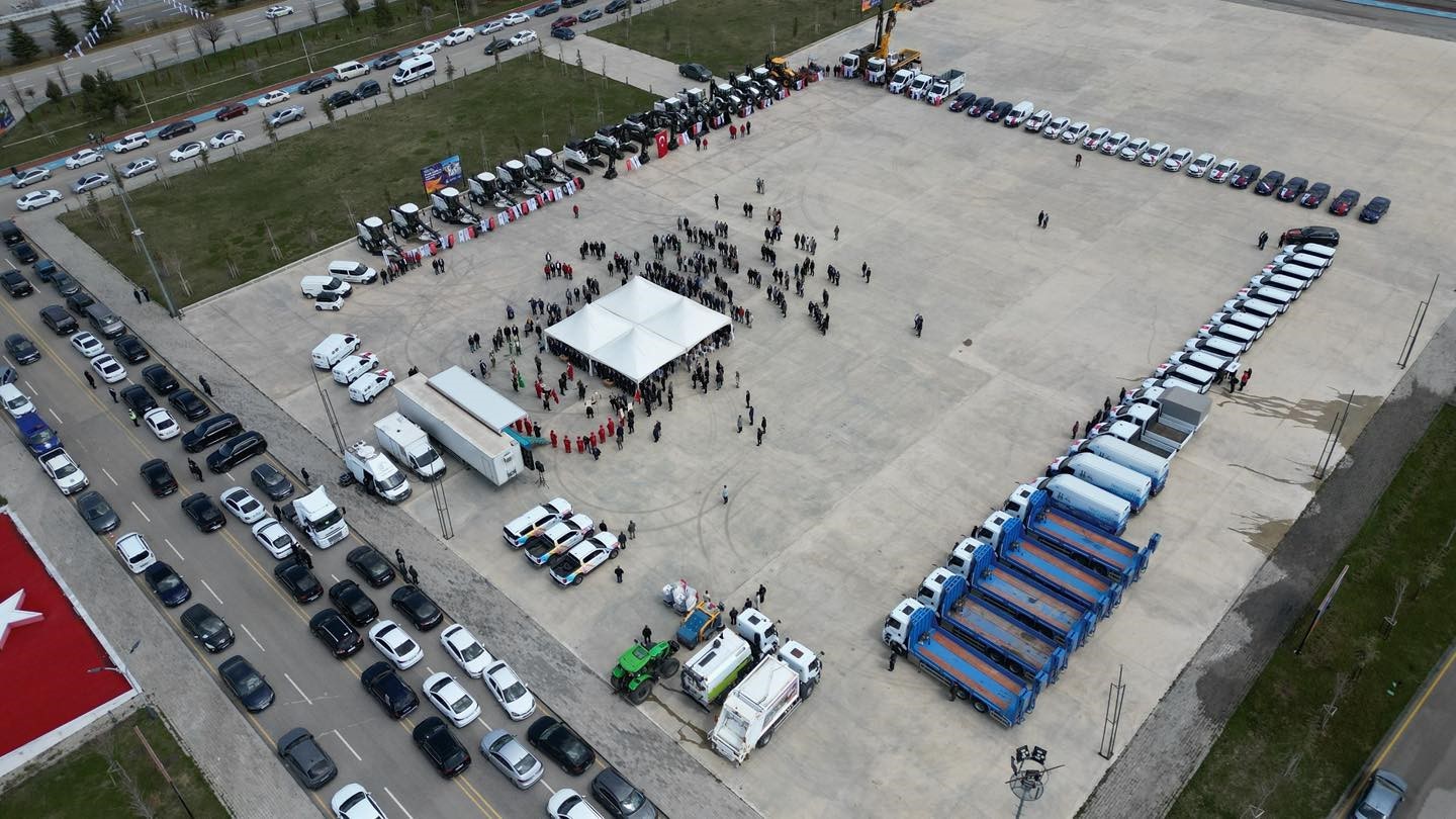 Başkan Sekmen; "Bu yatırım sadece bir ara&ccedil; teslimi değildir, Erzurum&rsquo;un geleceğine olan inancımızdır"
