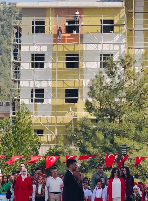 Gaziantep&rsquo;te inşaat iş&ccedil;ilerinin İstiklal Marşı duyarlılığı duygulandırdı
