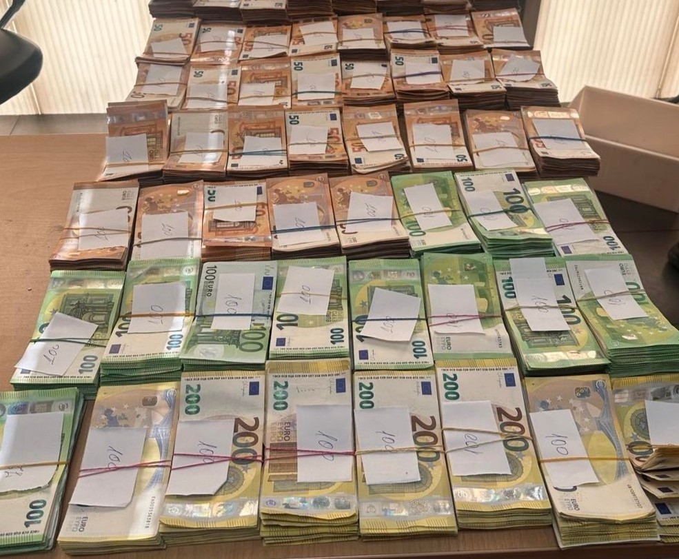 Yatağın altına gizlediği 524 bin 940 euro ile yakalandı