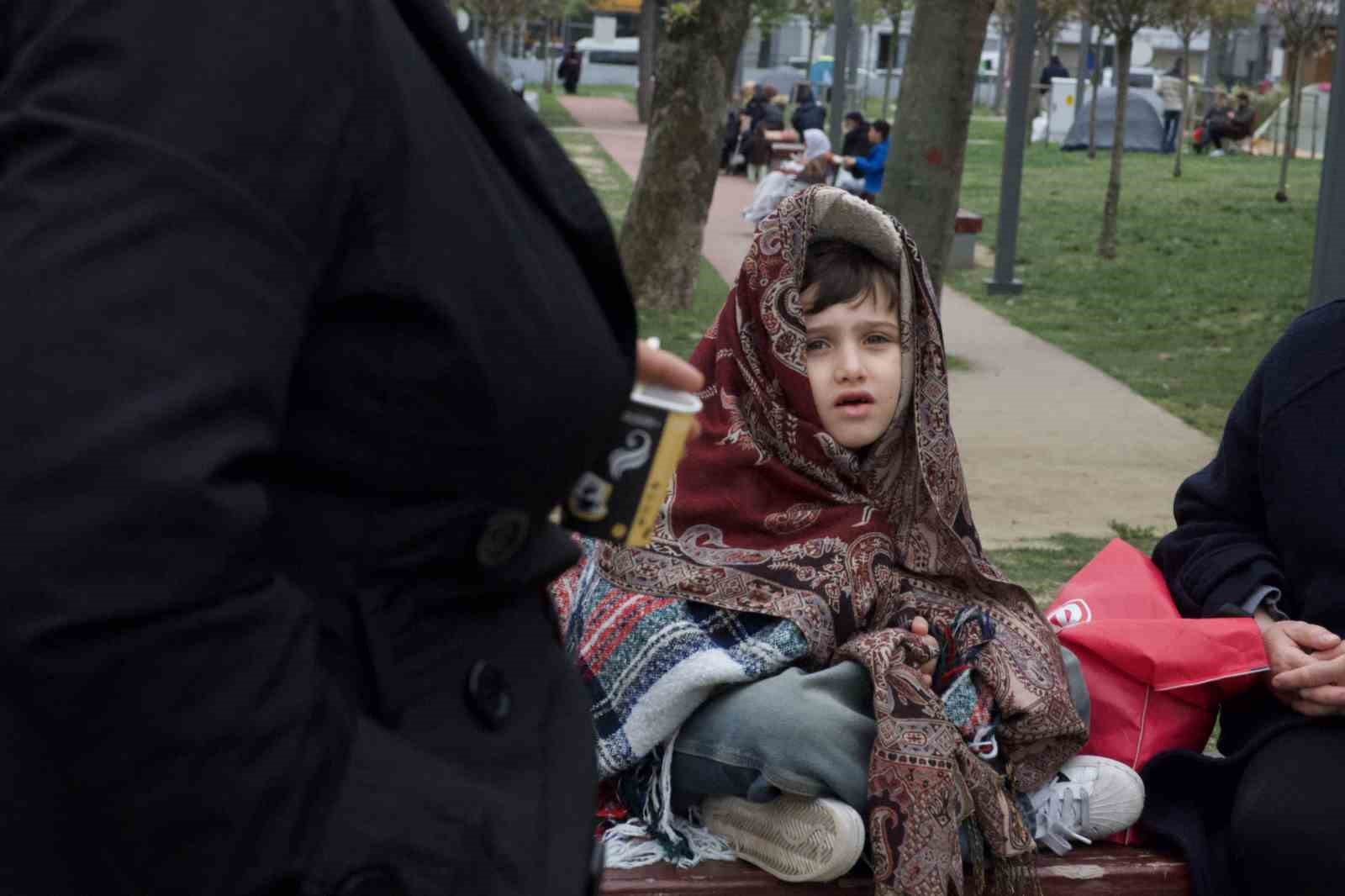 Konya B&uuml;y&uuml;kşehir Belediyesi&rsquo;nden parkta &ccedil;adır kuran vatandaşlara yemek ikramı
