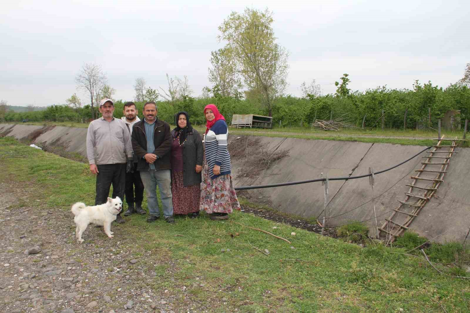 Tarlasına gidemeyen mahalle sakinleri: "Yaya köprüsü istiyoruz"