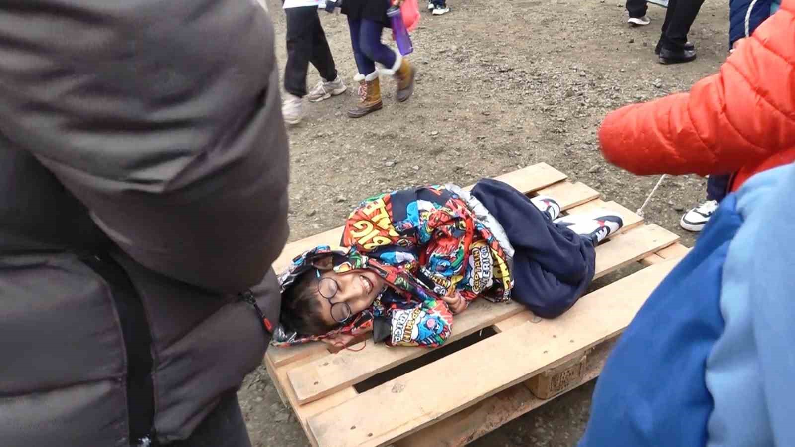 Bedensel engelli &ouml;ğrenciden bilyalı palette s&uuml;r&uuml;ş keyfi
