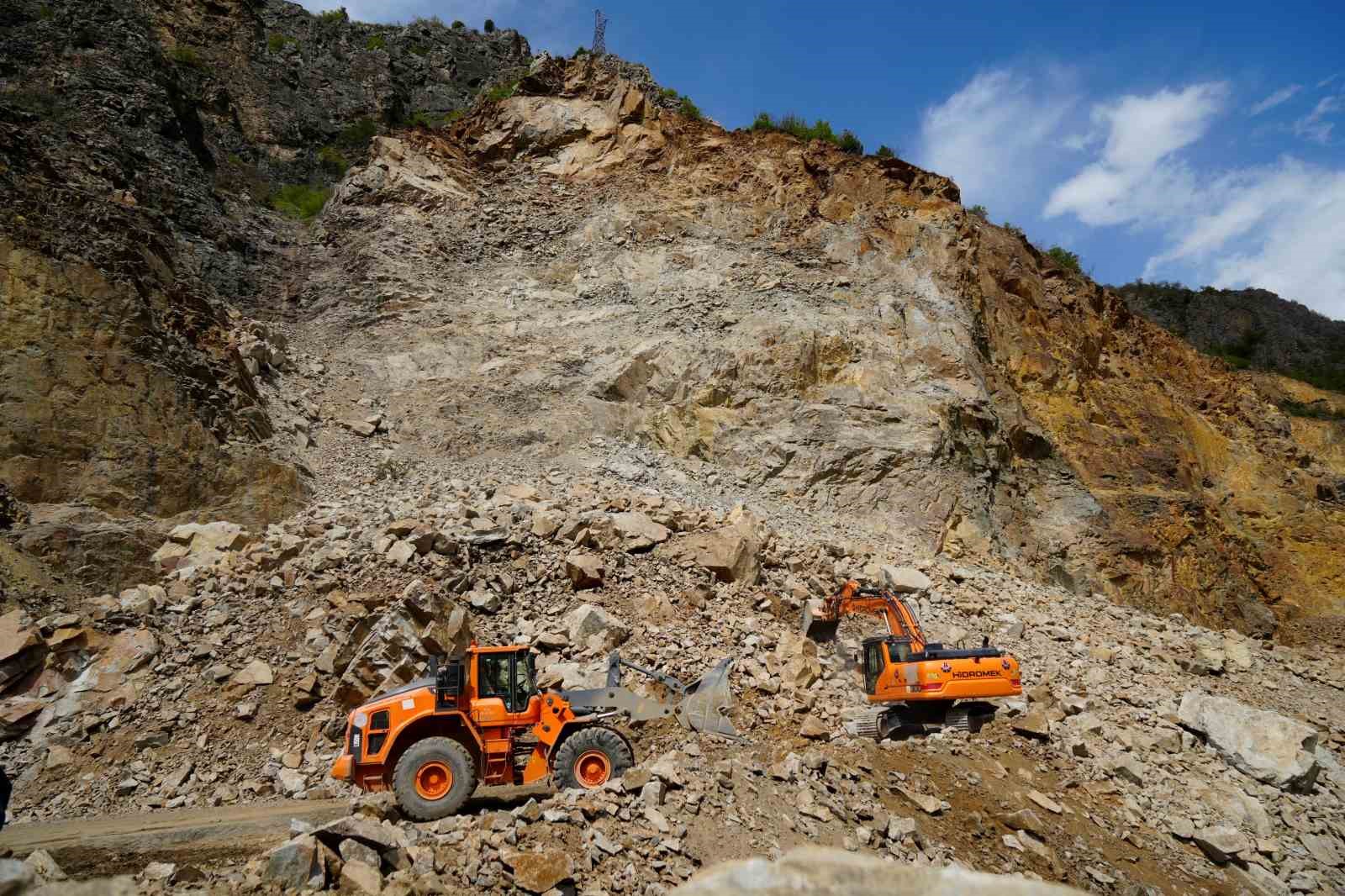 Gümüşhane-Giresun karayolundaki heyelanın ardından temizleme çalışmaları sürüyor