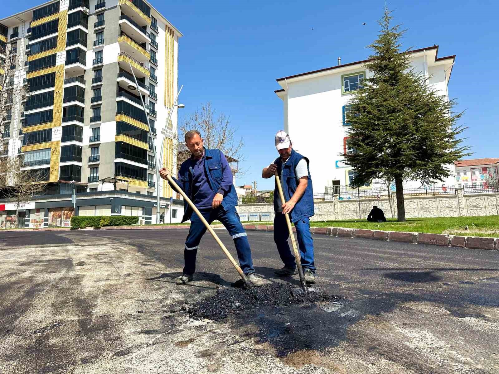 Elazığ’da asfaltlama çalışmaları sürüyor