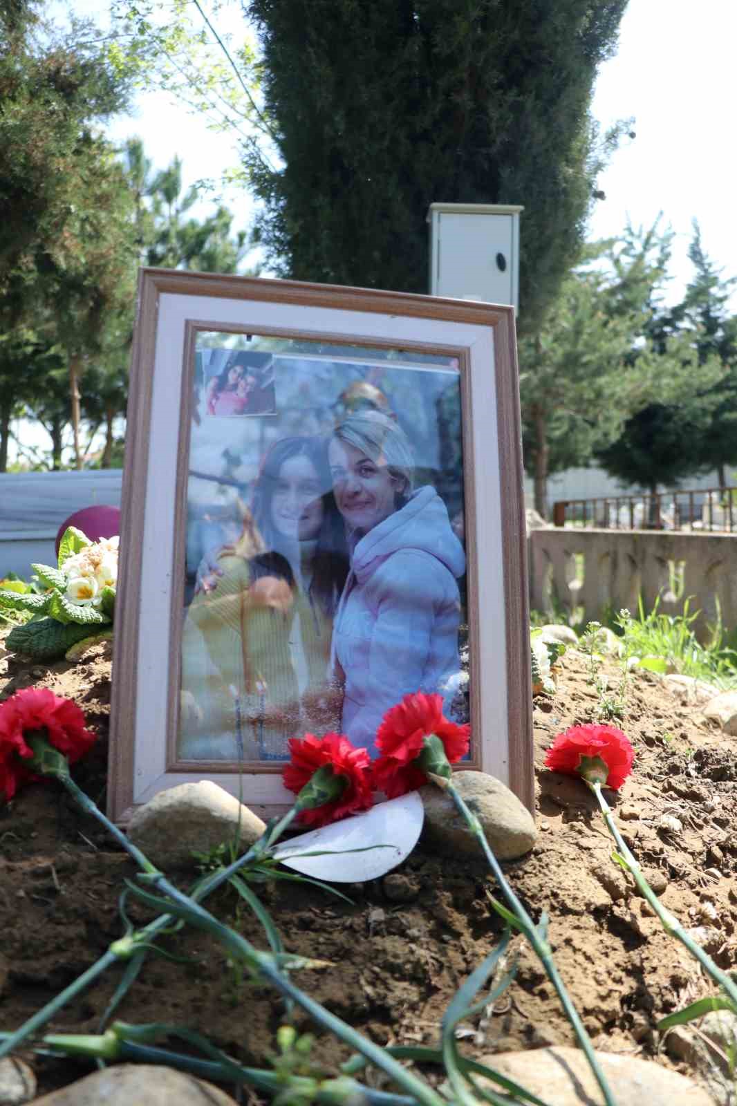 Otel faciasında hayatını kaybeden çocukların 23 Nisan’ı karanfillerle kutlandı
