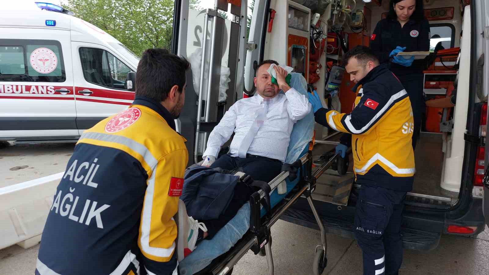 Okuldan atılan öğrenci okula gelip nöbetçi öğretmene saldırarak hastanelik etti