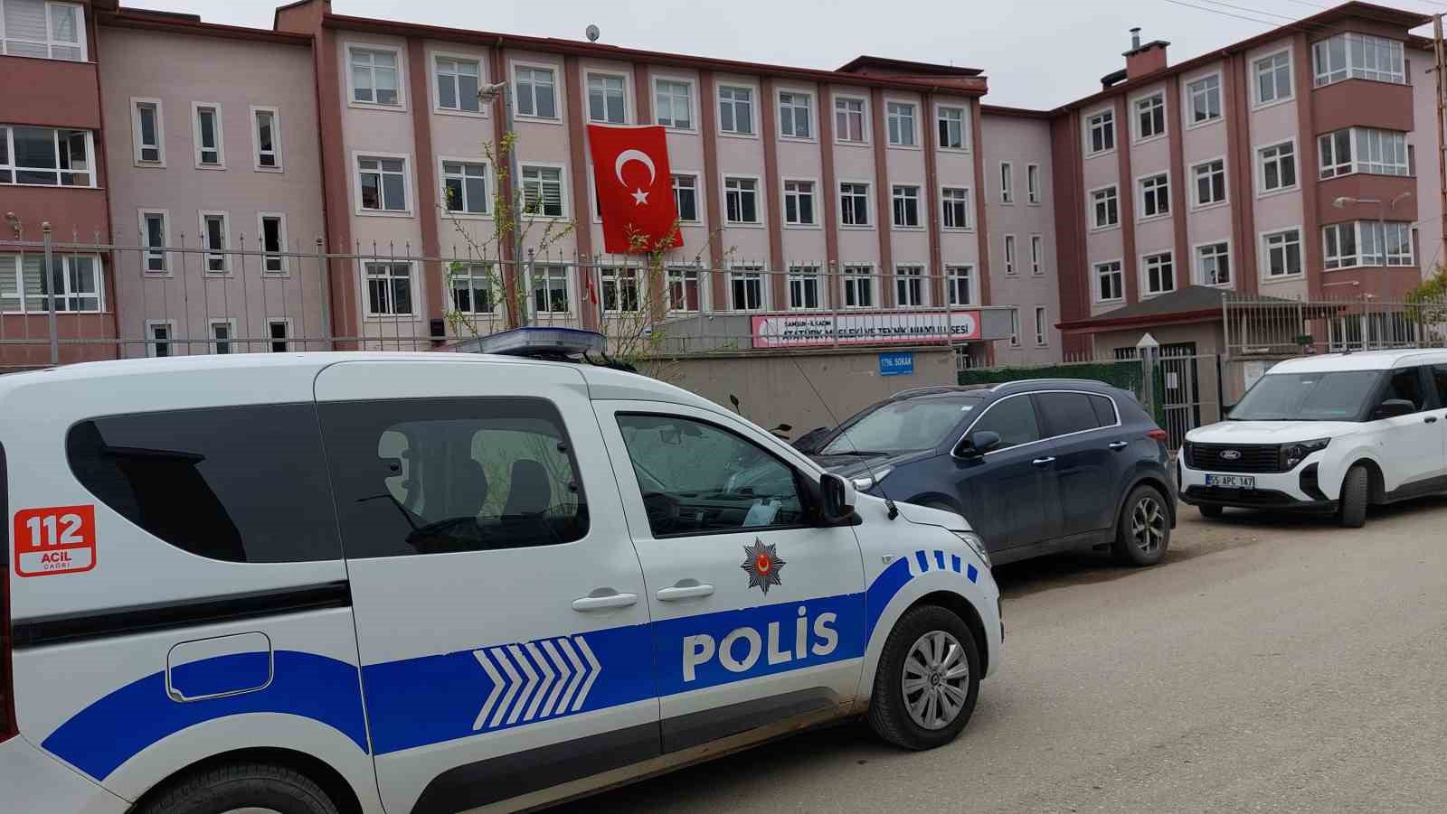 Okuldan atılan &ouml;ğrenci okula gelip n&ouml;bet&ccedil;i &ouml;ğretmene saldırarak hastanelik etti
