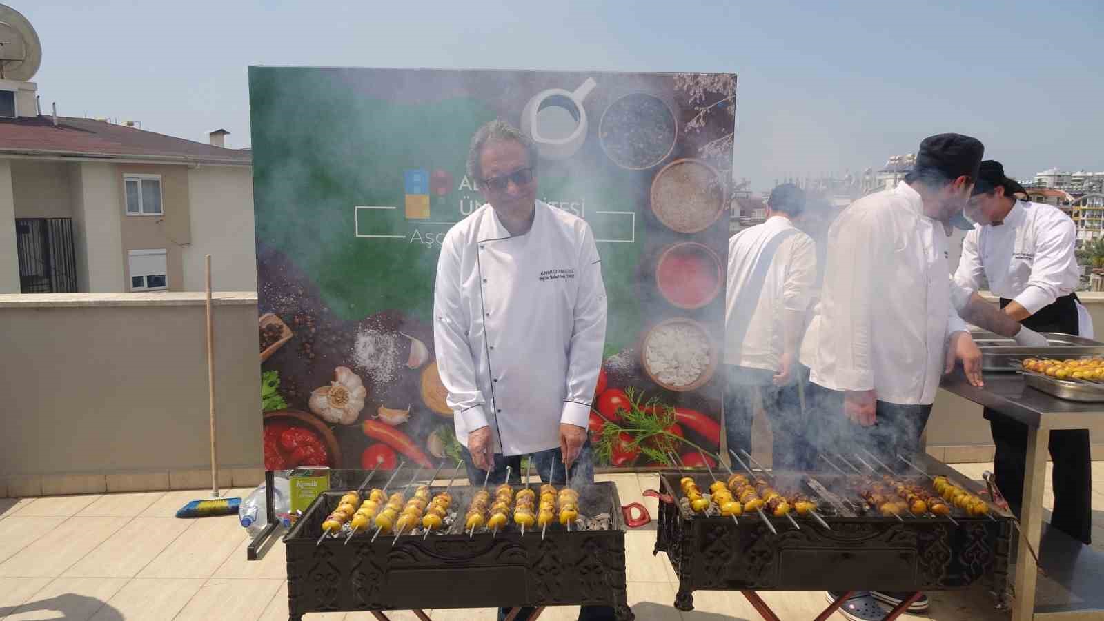 Mangallar yakıldı, muşmulanın da kebabı yapıldı

