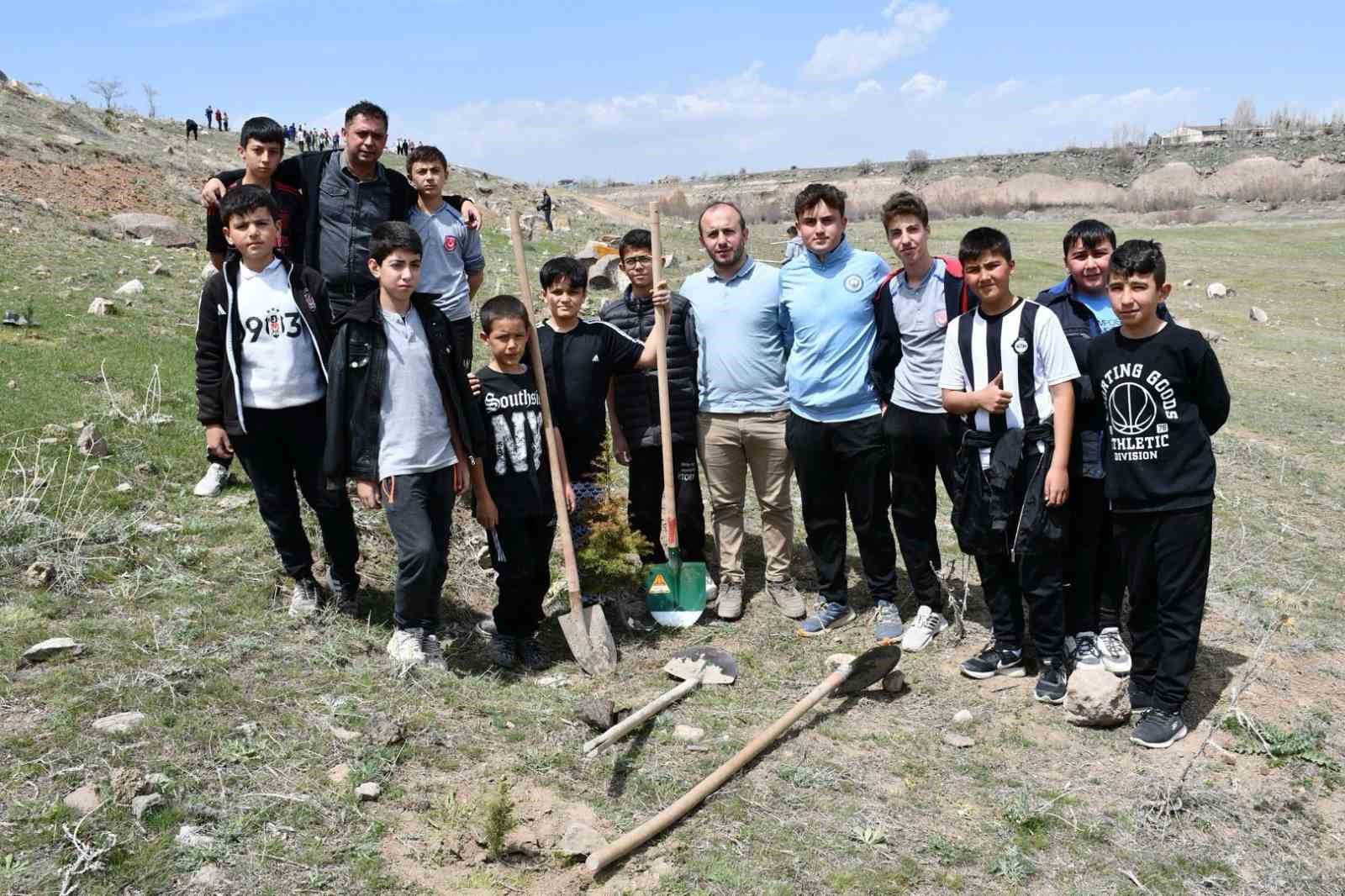 Tomarza’da 2 bin fidan toprakla buluştu