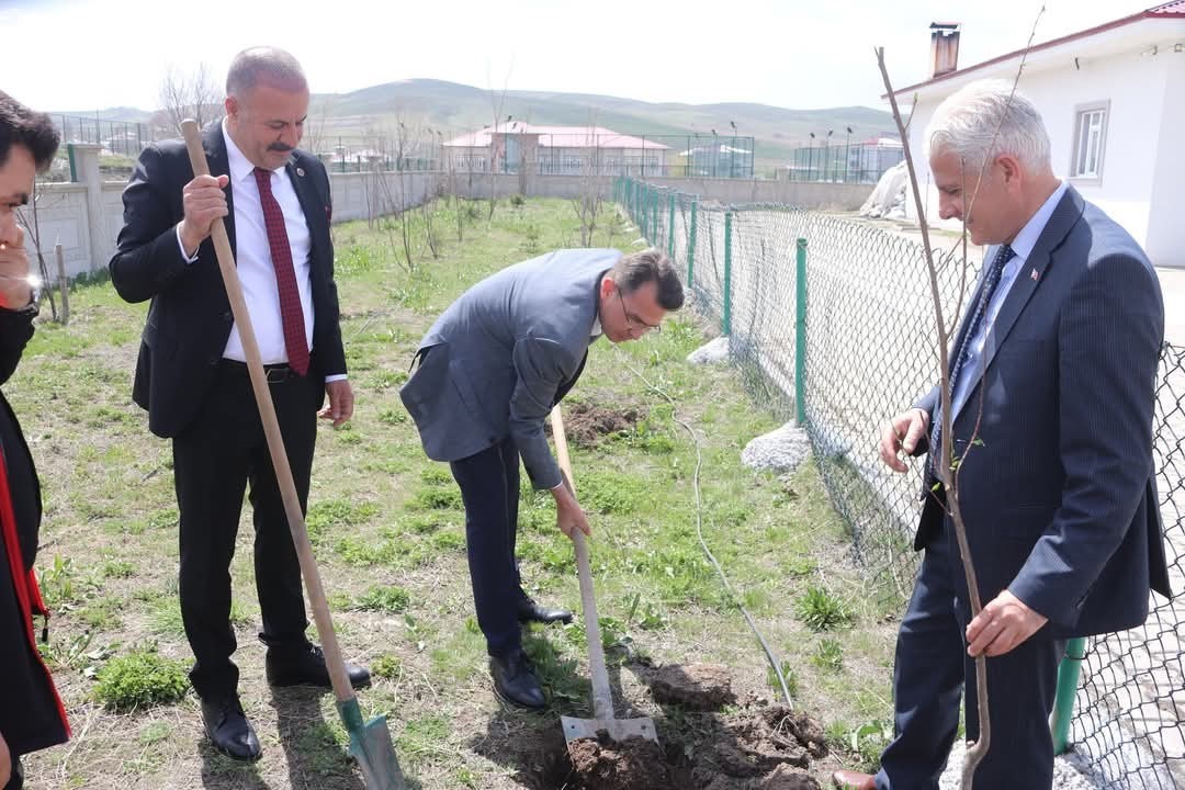 Tutak&rsquo;ta ağa&ccedil; dikim etkinliği yapıldı
