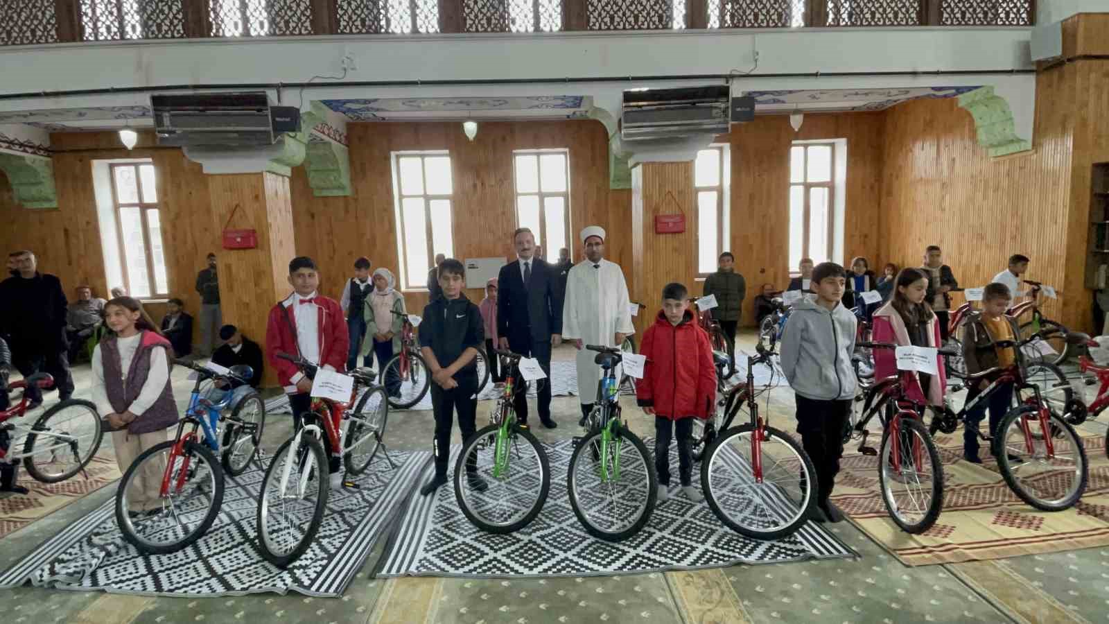 Malazgirt’te teravih namazı ve Kur’an kurslarına katılanlar ödüllendirildi