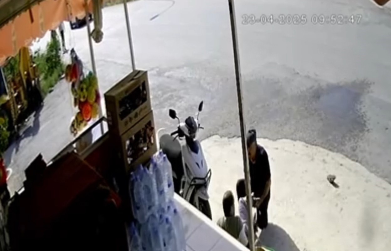 Yaşlı adamın şapkası işletmecinin aklını başından aldı: Bir anda kendini yerde buldu