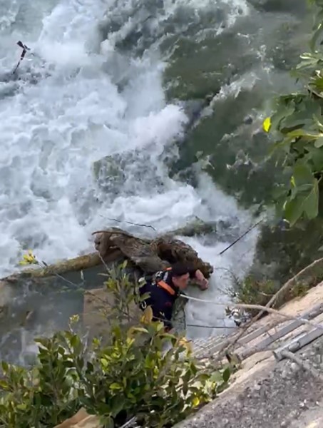 Mersin’de nehre düşen telefonu itfaiye ekipleri çıkardı