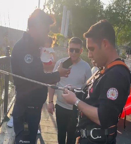 Mersin&rsquo;de nehre d&uuml;şen telefonu itfaiye ekipleri &ccedil;ıkardı
