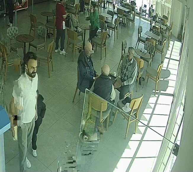 Tekirdağ’da deprem anında kafede dikkat çeken anlar: 3 ihtiyar depremi hissetmedi, kaçanları izledi