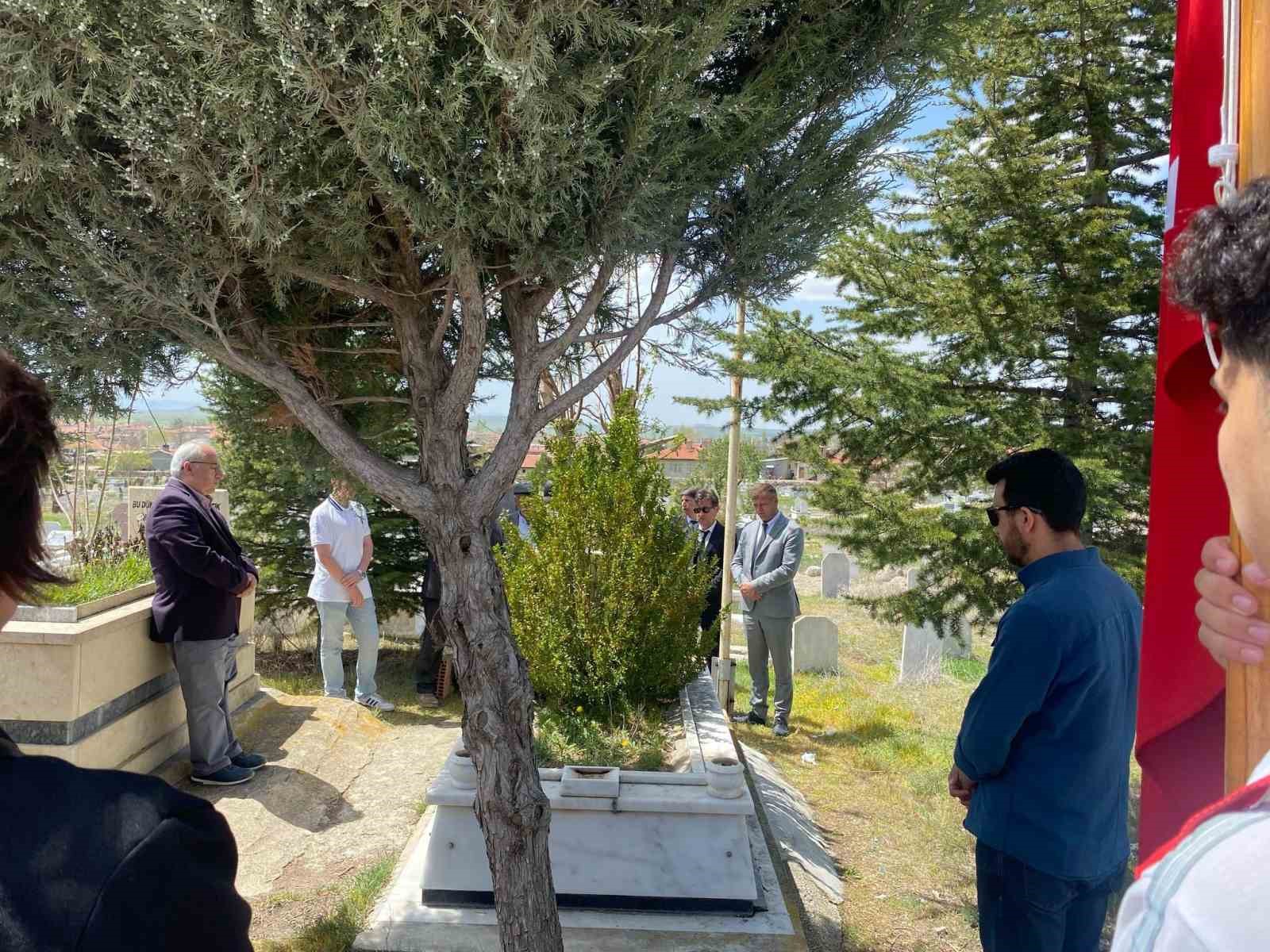 Afyon Lisesi’nden geleceğe kitap ve fidan bağışı