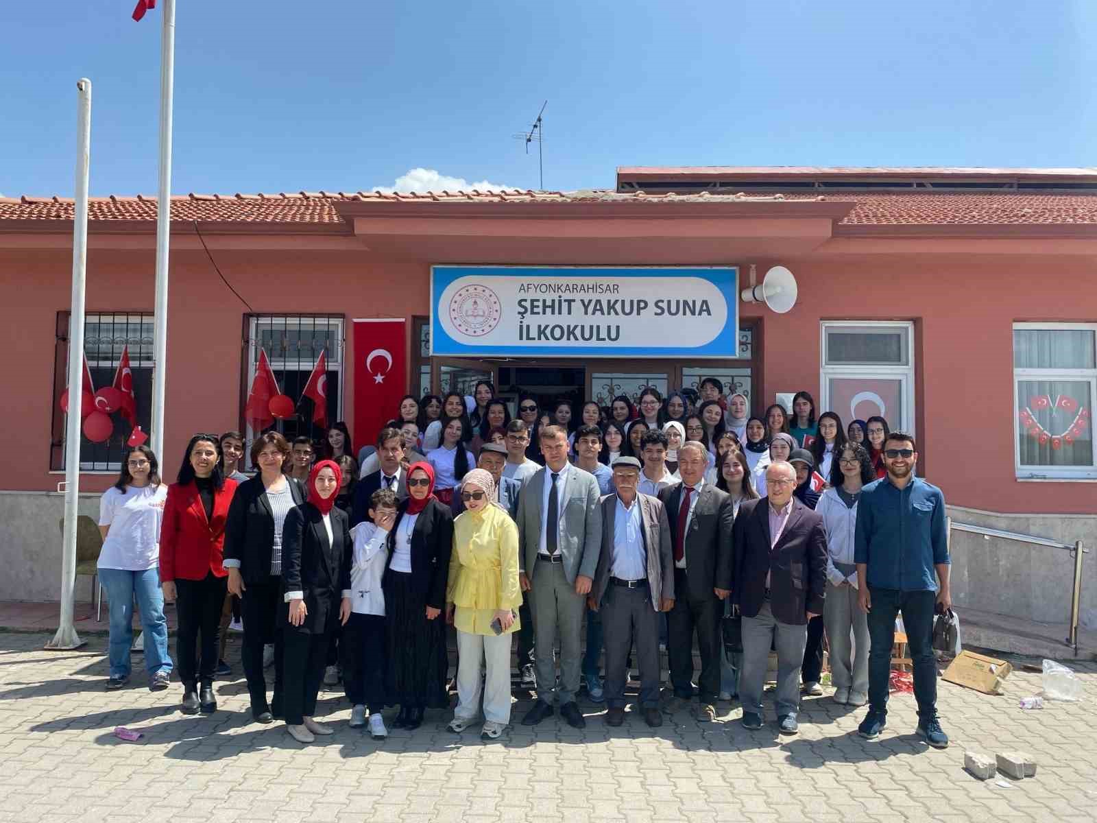 Afyon Lisesi’nden geleceğe kitap ve fidan bağışı