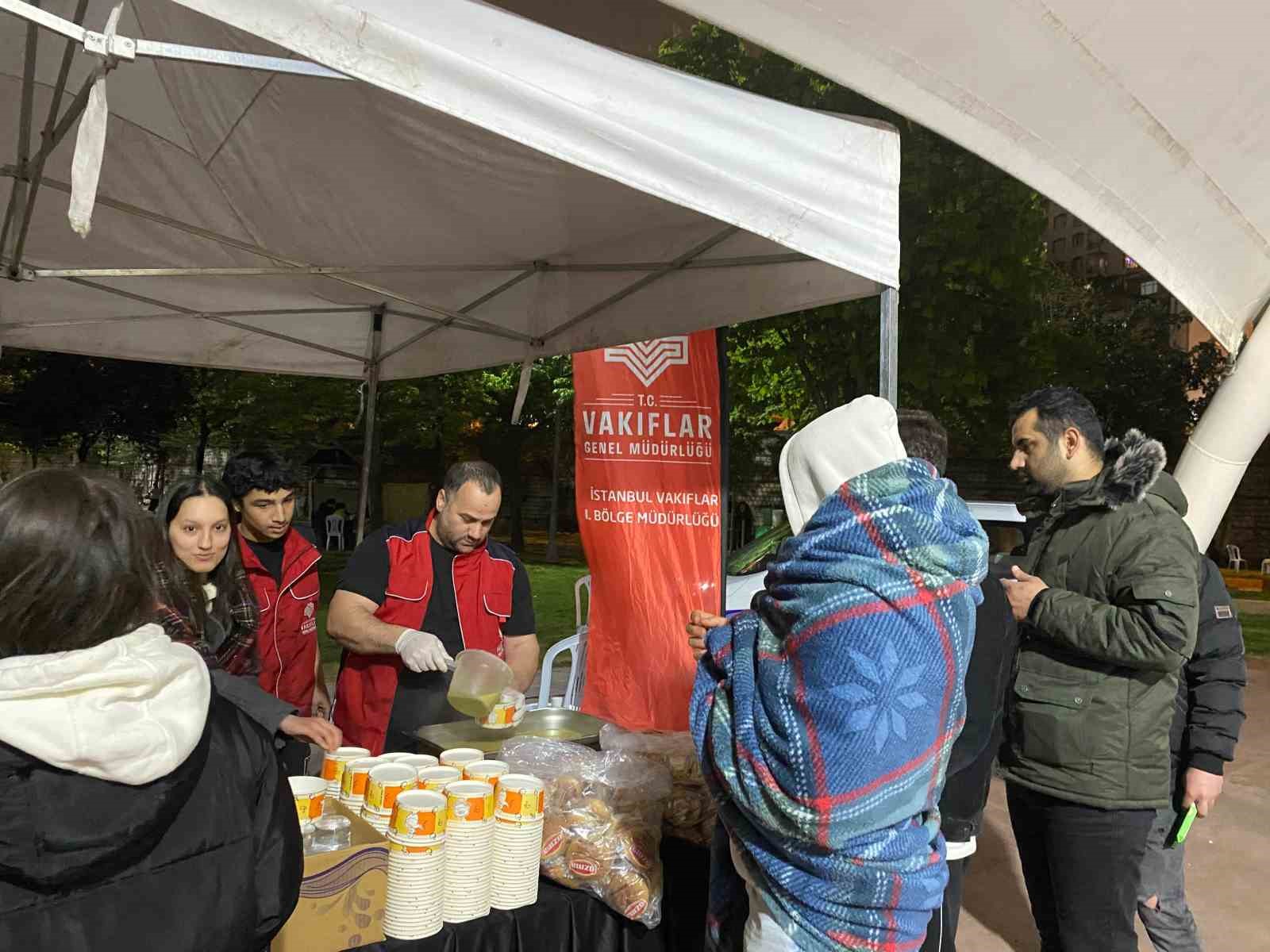 Vakıflar’dan depremin ardından geceyi parkta geçiren vatandaşlara ikram