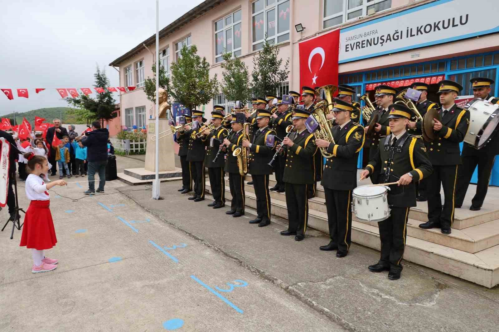 Askeri bandodan öğrencilere özel konser