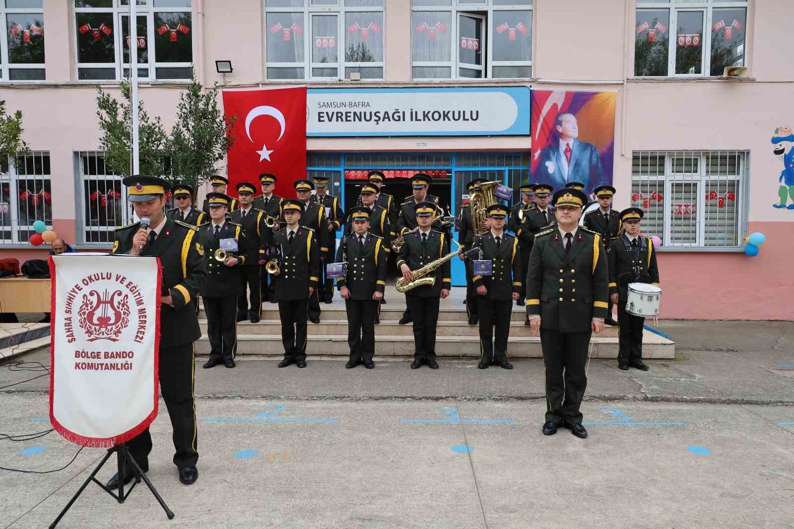 Askeri bandodan öğrencilere özel konser

