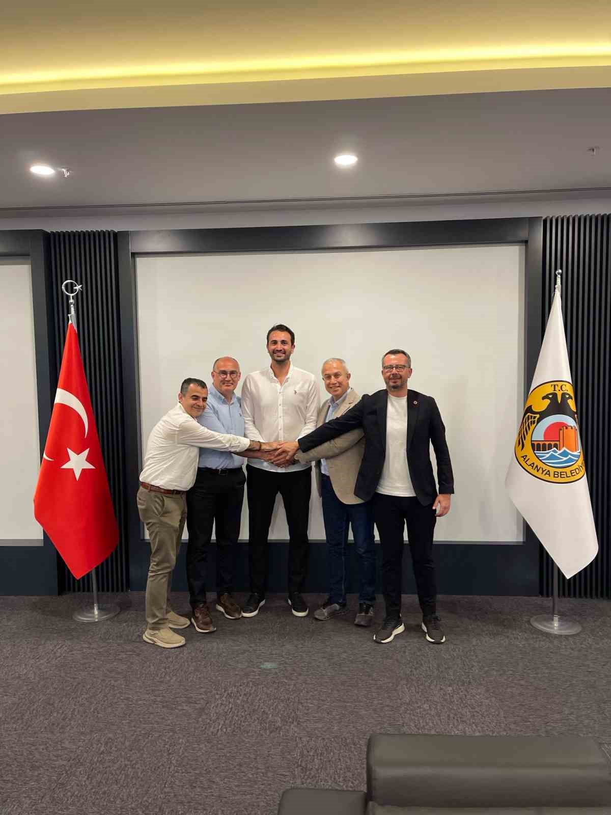 Alanya Belediyespor, Başantren&ouml;r Serkan Oğuz ile s&ouml;zleşme uzattı
