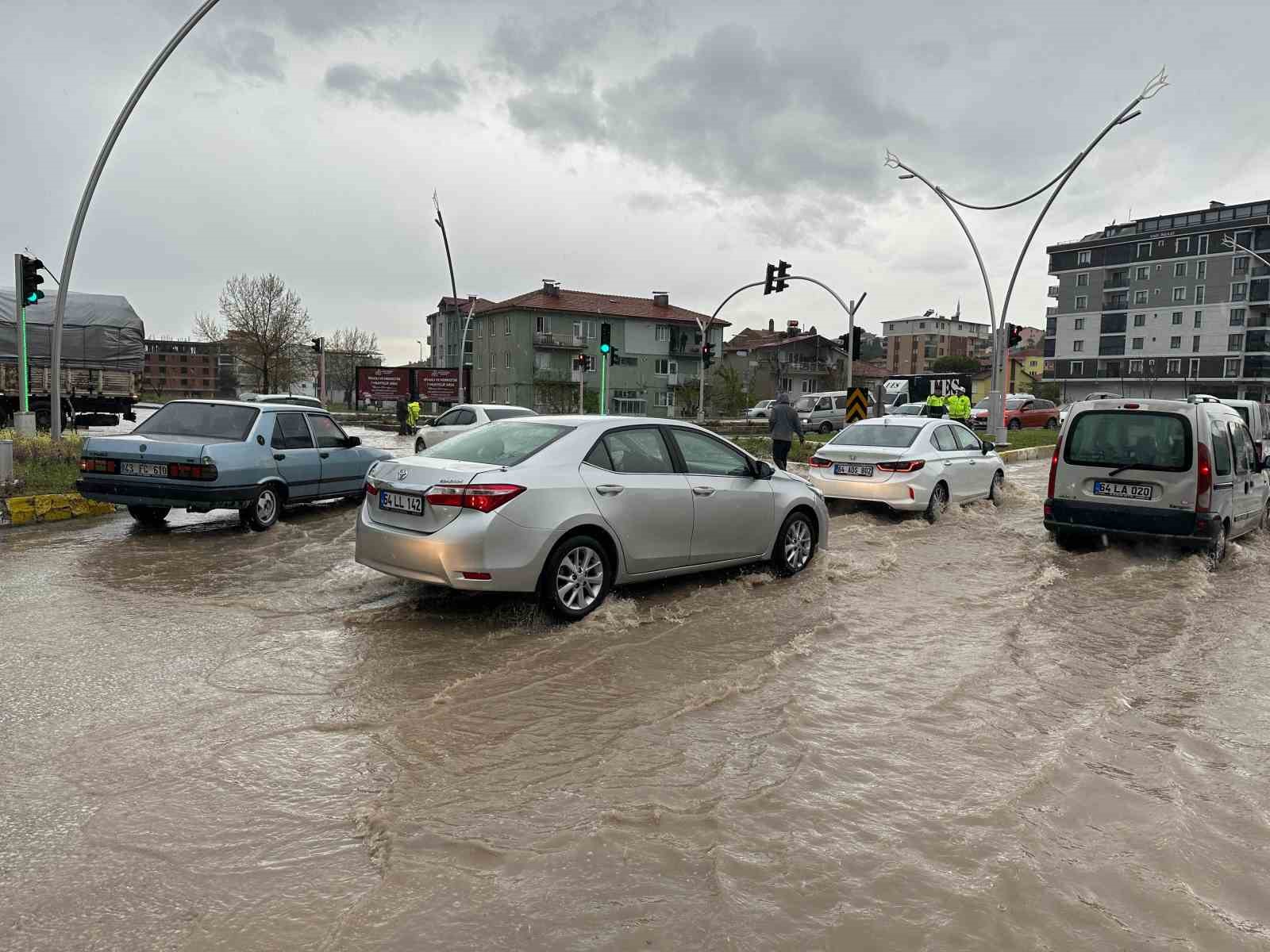 Uşak’ta sağanak yağış yolları göle çevirdi