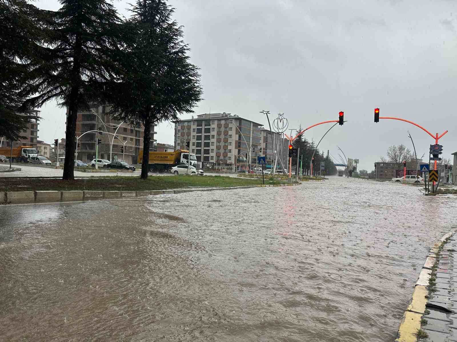 Uşak’ta sağanak yağış yolları göle çevirdi
