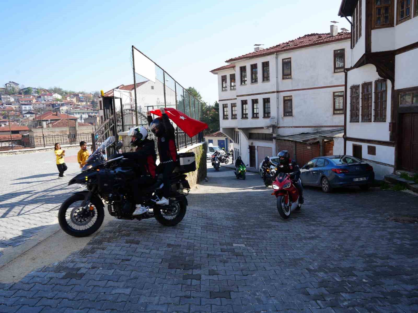 Çocuklar motosiklet tutkularıyla buluştu, ortaya renkli görüntüler çıktı
